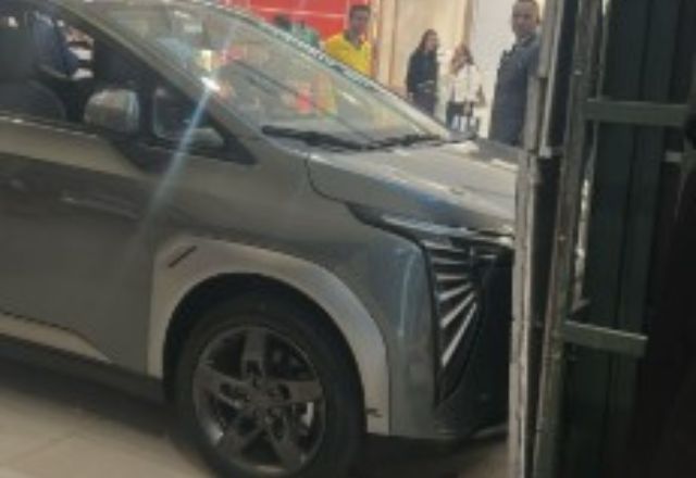 Criança liga e bate carro em exposição no Shopping Villa Lobos, em São Paulo Criança liga e bate carro em exposição no Shopping Villa Lobos, em São Paulo