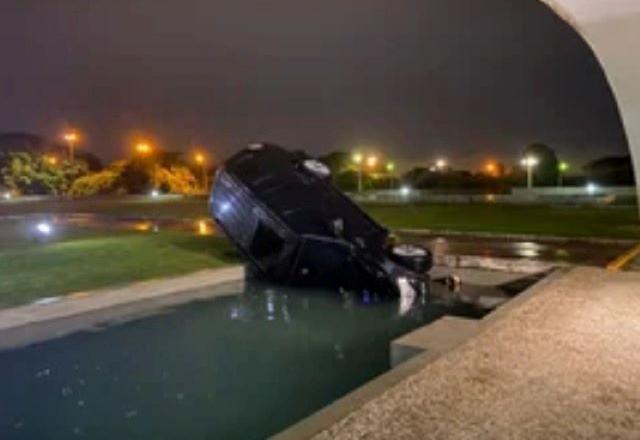 carro cai em espelho d'água do Palácio do Planalto