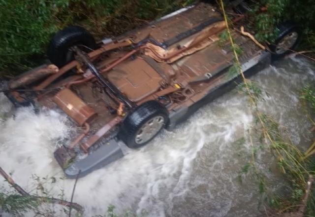 carro caído dentro de rio