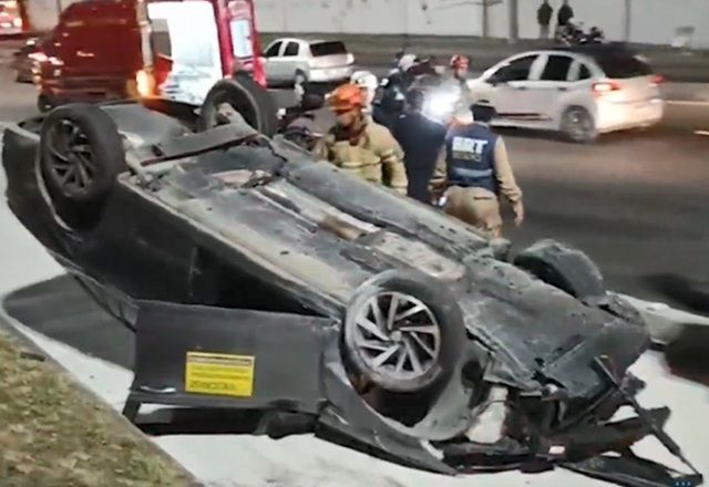 Após capotar carro, homem foge a pé e polícia encontra réplica de fuzil