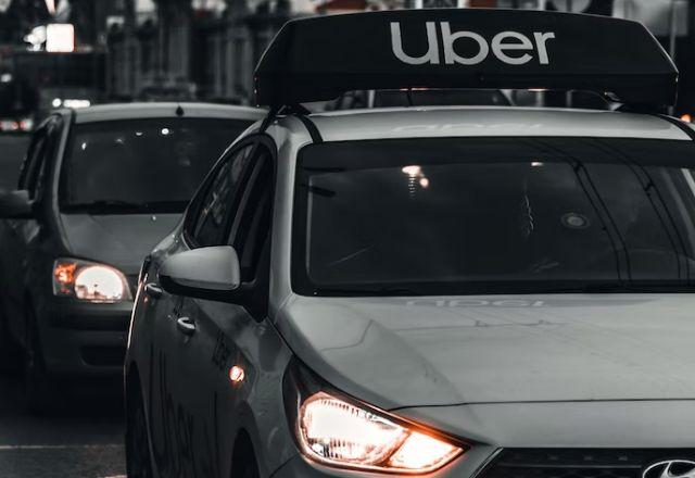 carro com uma placa do aplicativo de mobilidade uber