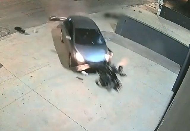 Motociclista morre atropelada por carro na contramão