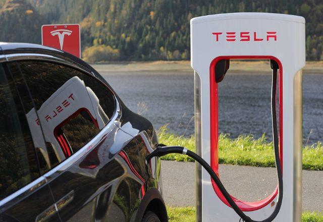 carro da tesla sendo abastecido com energia eletrica