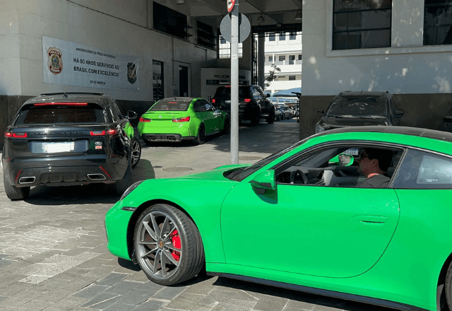 Carros de luxo foram apreendidos pelos agentes. | Divulgação/PF