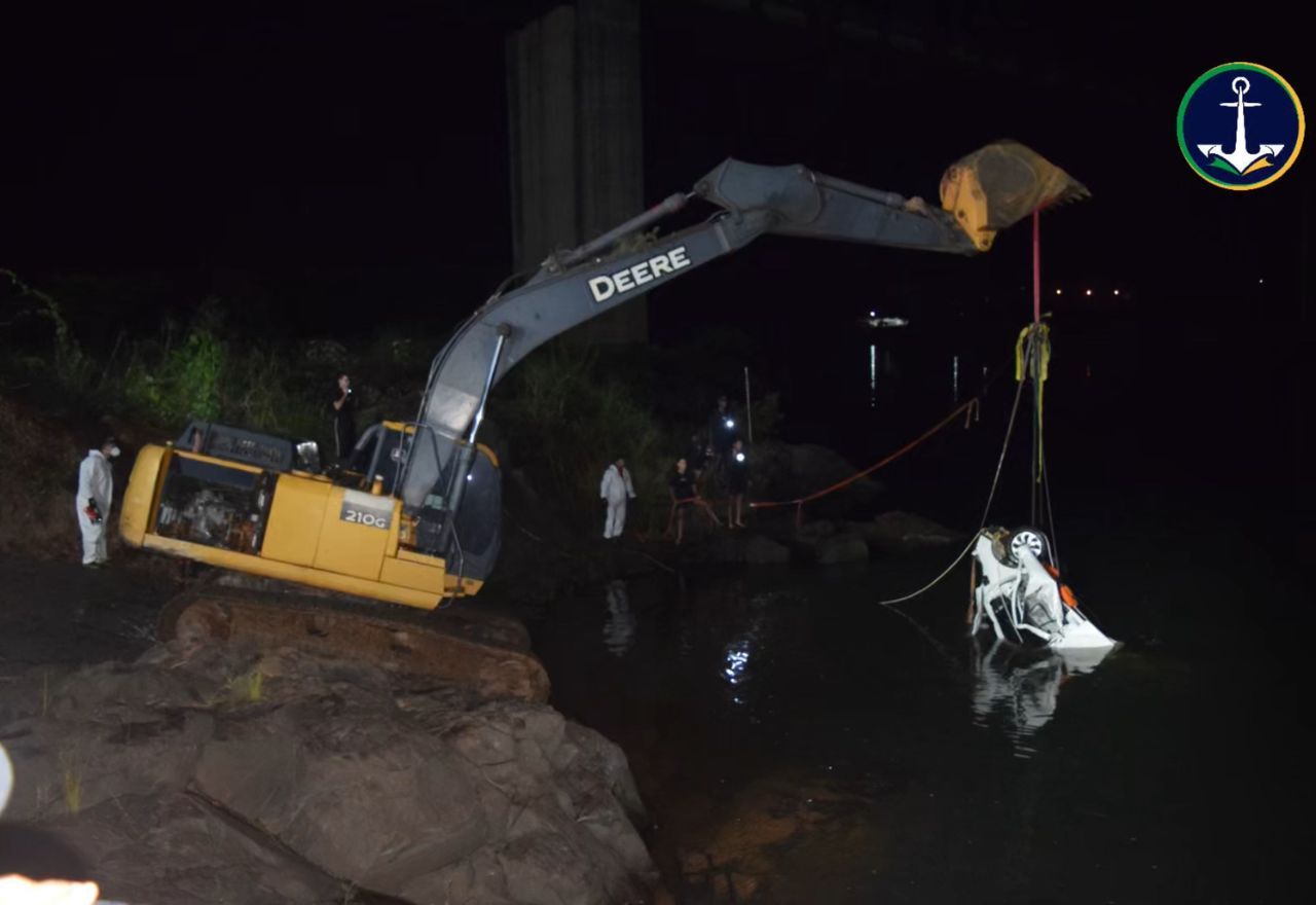 Carro em que estavam duas vítimas do desabamento foi retirado do rio na noite de terça-feira (31) | Divulgação/Marinha do Brasil