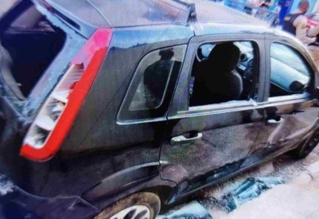 Carro teve vidros quebrados na ação criminosa | Foto: Polícia Militar de Minas Gerais