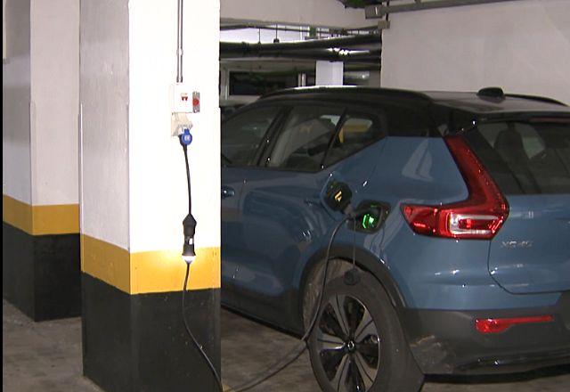 carro elétrico carregando em prédio