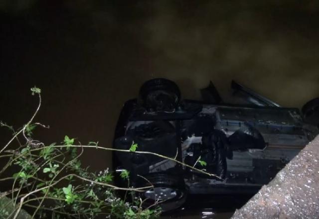 carro em córrego