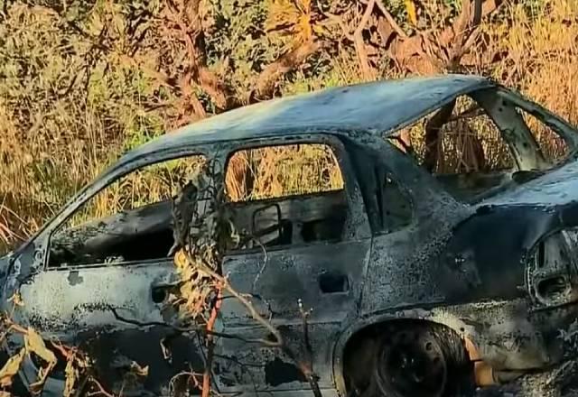 carro incendiado encontrado em mata de Goiás nas buscas de Lázaro Barbosa