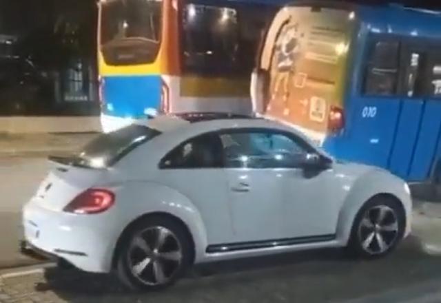 carro new beatle branco em cima da calçada