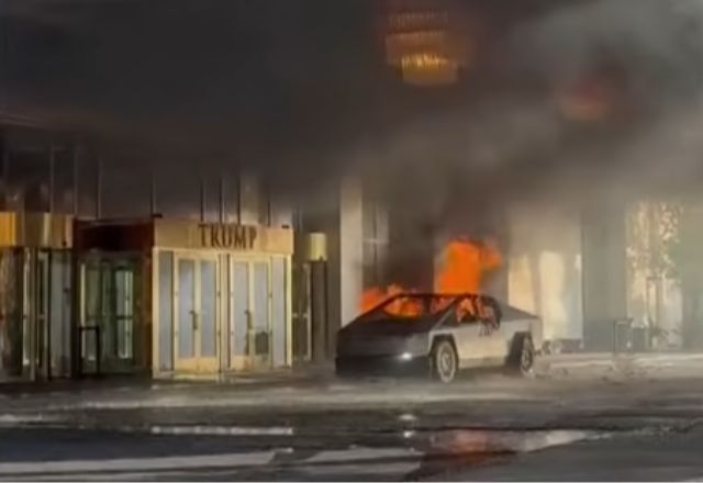 Carro elétrico da Tesla pega fogo, explode e mata uma pessoa em frente a hotel da rede Trump | Foto: Reprodução