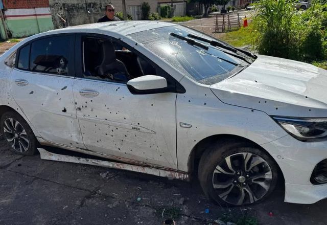 Carro fica com diversos buracos de bala após ação da Polícia Militar | Reprodução