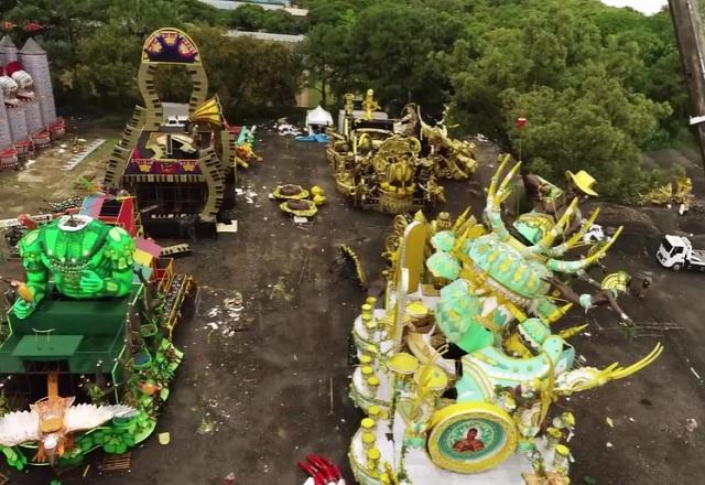 carros alegóricos em terreno vistos do alto