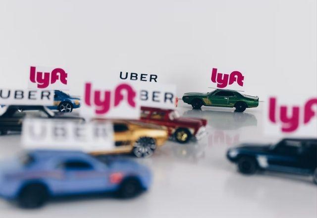 carros de aplicativo lyft e uber em imagem