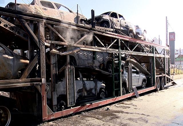 carros destruídos em cima do caminhão-cegonha