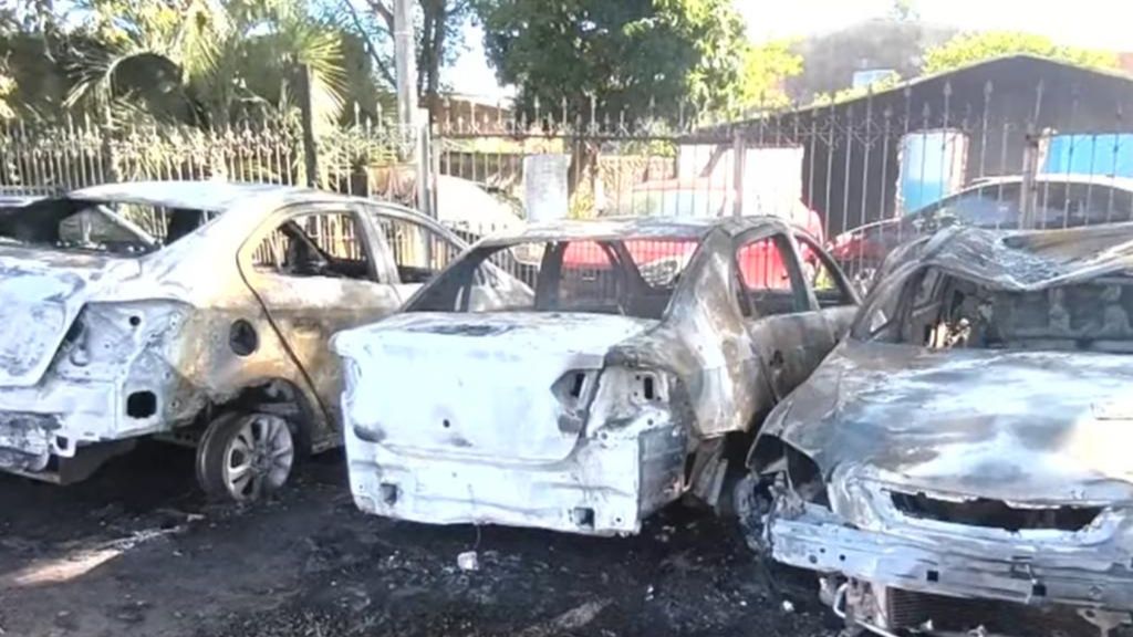Carros incendiados em Canoas, no Grande Porto Alegre, após confronto entre moradores de um condomínio e a Brigada Militar | Reprodução