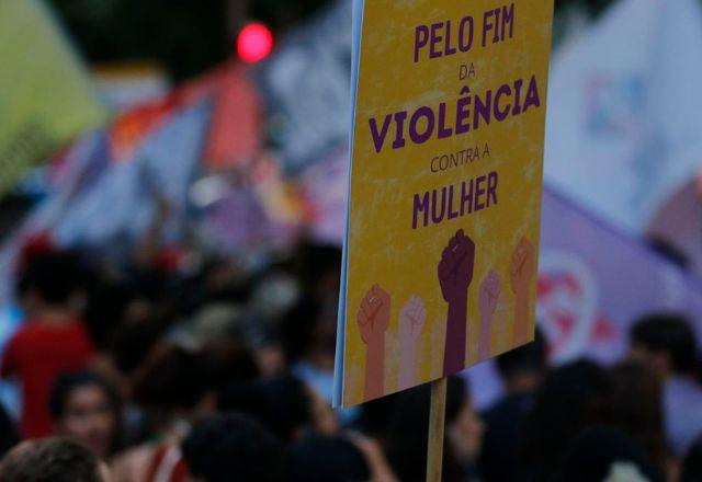 cartaz com os dizeres Pelo fim da violência contra a mulher