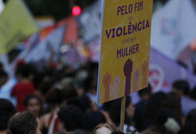 cartaz com os dizeres Pelo fim da violência contra a mulher