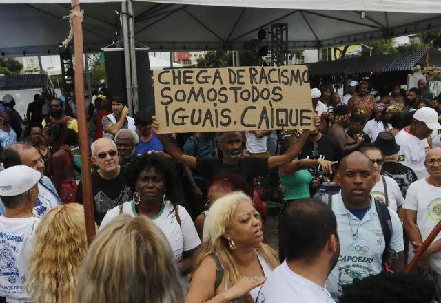 cartaz com os dizeres 'chega de racismo, somos todos iguais' em manifestação do Dia da Consciência Negra