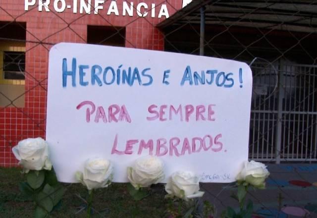 cartaz deixado em frente ao local logo após a tragédia