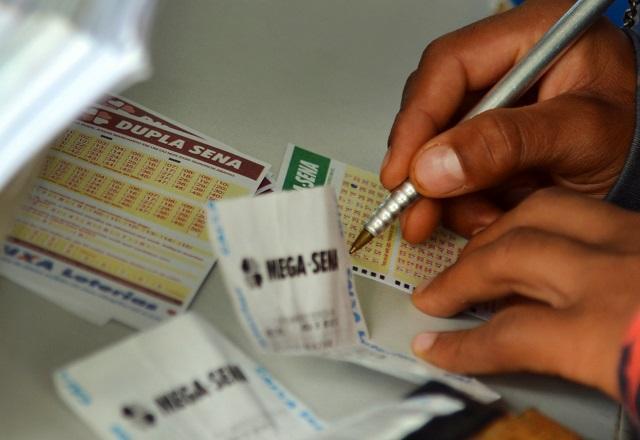 Cartela da Mega-Sena sendo preenchida | Agência Brasil