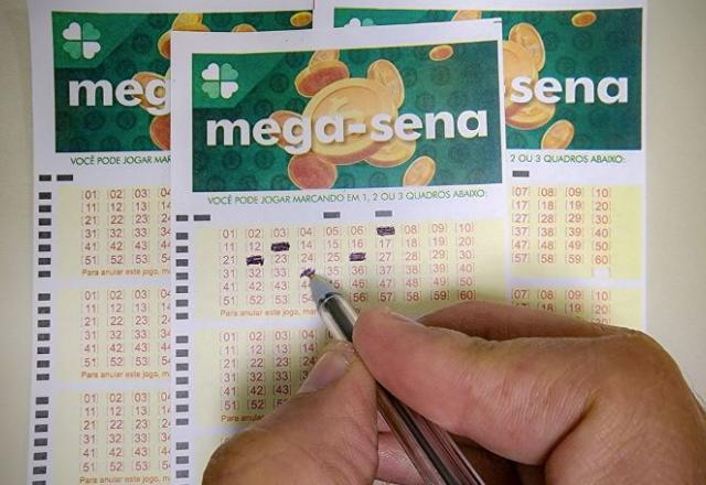 cartela da mega-sena sendo preenchida