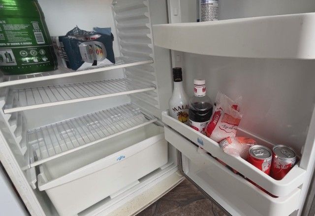 Geladeira da casa ainda tinha bebidas alcoólicas