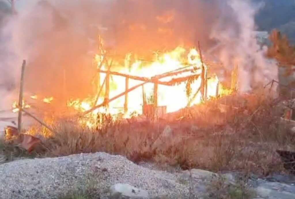 Incêndio começou na manhã deste sábado (19) | Reprodução