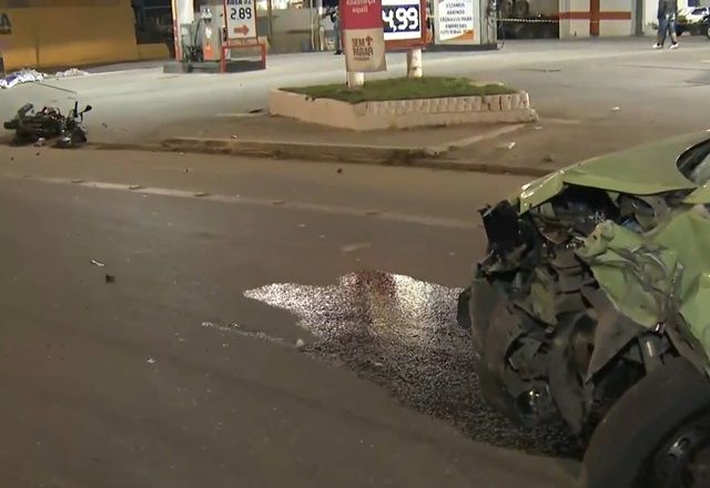 Casal em moto morre após carro invadir pista contrária em Guarulhos (SP)