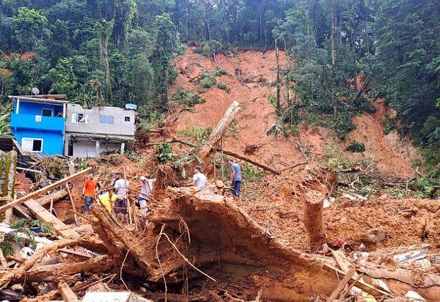 casas cobertas pela lama