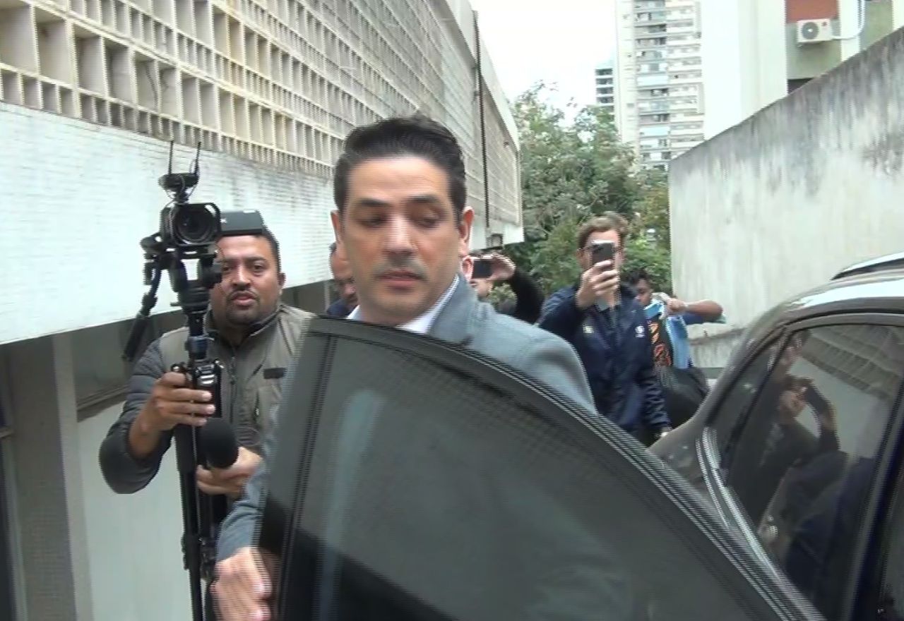 Alex Cassundé chegando na delegacia | SBT