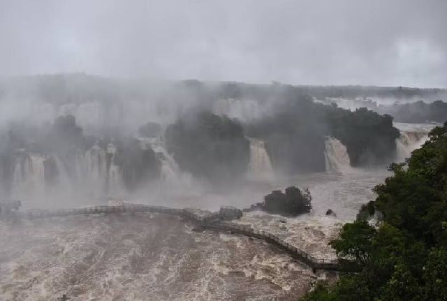 Passarela das Cataratas do Iguaçu é interditada após forte chuva