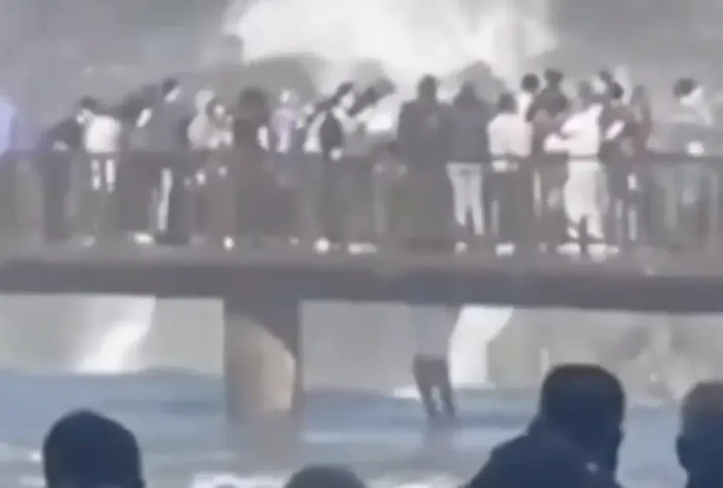 Imagem da notícia: Homem pula nas Cataratas do Iguaçu para pegar celular; veja Imagem da notícia: Homem pula nas Cataratas do Iguaçu para pegar celular; veja