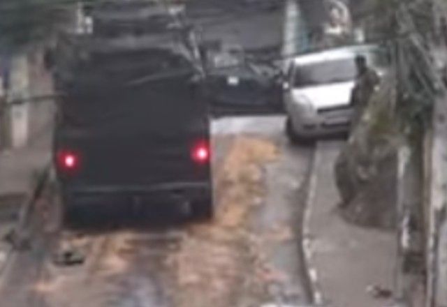 Caveirão desliza em rua do Complexo do Alemão após bandidos jogarem óleo no asfalto