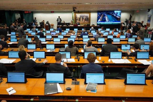 Hugo Motta encaminha PEC do fim da escala 6x1 à CCJ