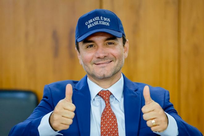 O ministro do Turismo, Celso Sabino, com o boné azul estampado com a frase "O Brasil é dos brasileiros", slogan do governo Lula | Ricardo Stuckert/PR