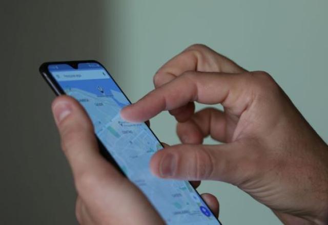Rio proíbe uso de celulares nas escolas municipais Rio proíbe uso de celulares nas escolas municipais