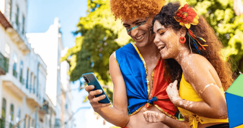 Foliões com celular durante o Carnaval | Reprodução