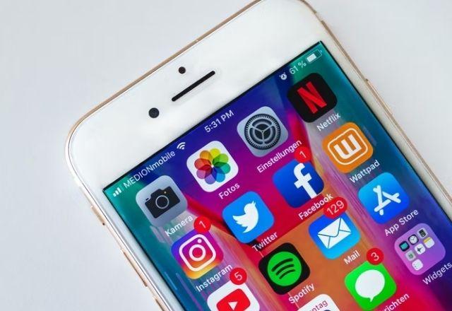 celular com aplicativos de redes sociais