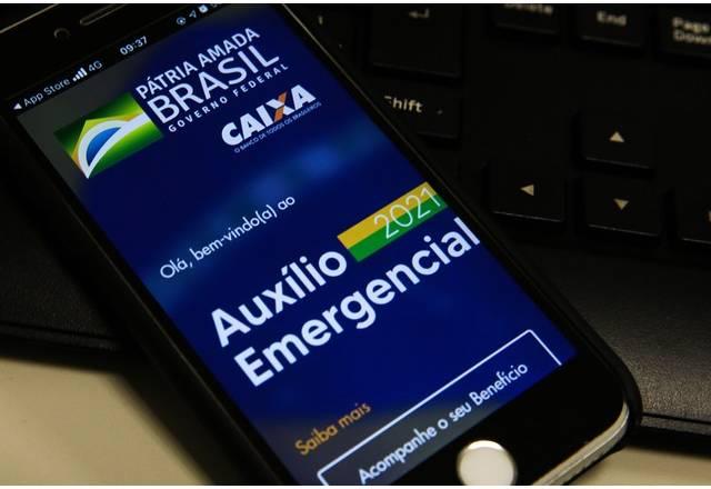 celular com o aplicativo do auxilio emergencial do governo