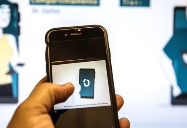 celular com um aplicativo aberto mostrando o open banking
