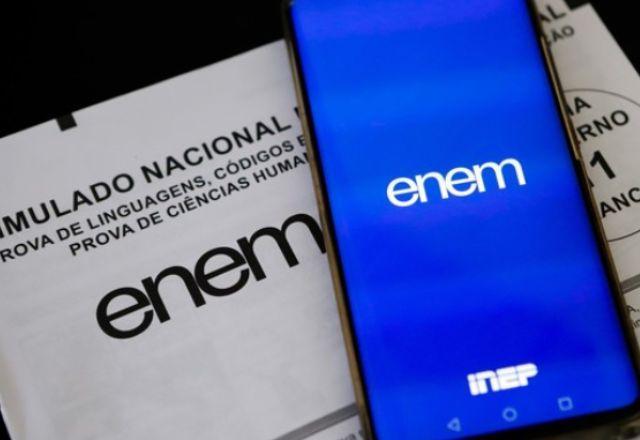 celular e caderno de questões do enem