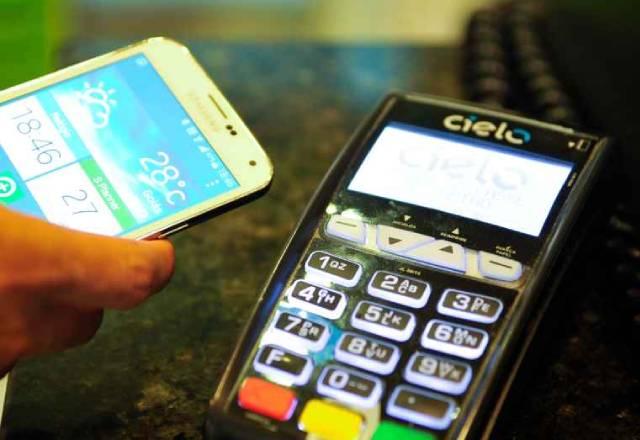 celular e maquininha para compras