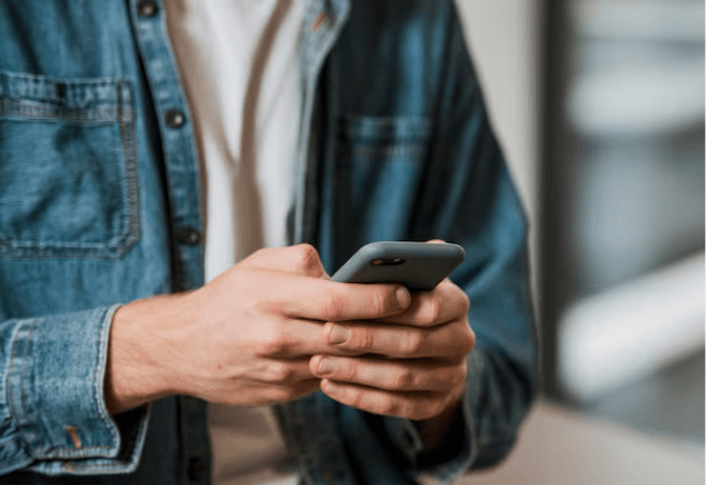 Longos períodos no celular podem afetar a circulação e elevar o risco de trombose | Reprodução: Freepik