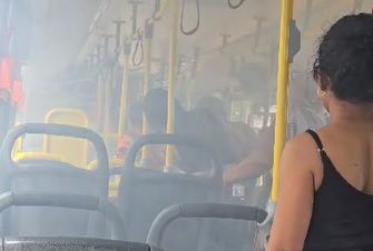 Celular pegou fogo, assustando passageiros de ônibus. | Reprodução/Redes Sociais