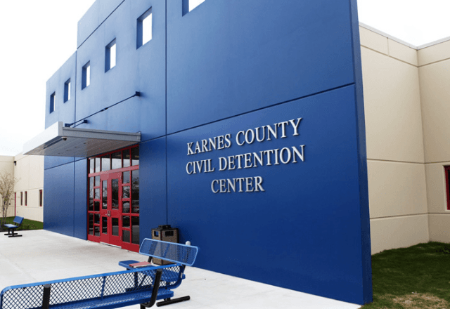 Famílias de imigrantes enfrentam condições precárias em centros de detenção no Texas, nos EUA |  | Foto: ice.gov