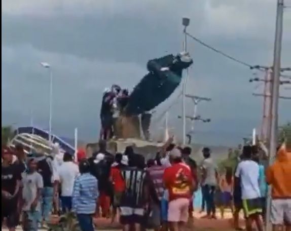 Manifestantes derrubam estátua de Hugo Chávez em protesto. | Reprodução/Redes Sociais