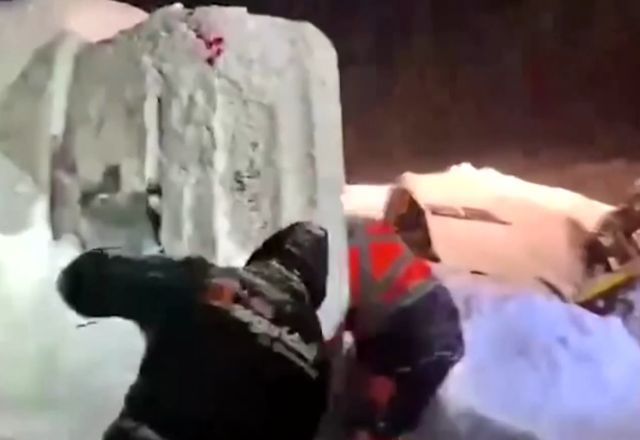 VÍDEO: homem é resgatado após carro ser atingido por avalanche em Santiago, Chile