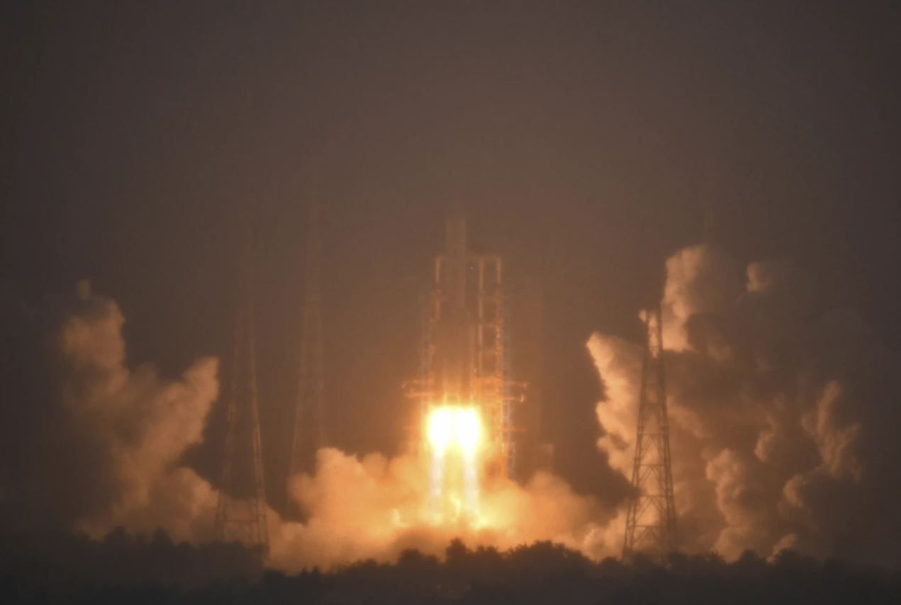 China lança sonda para colher amostras do lado oculto da Lua