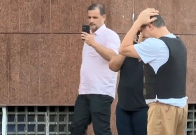 Acusado de matar idoso com “voadora” chora durante reconstituição